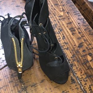 Laced heels with back zipper
